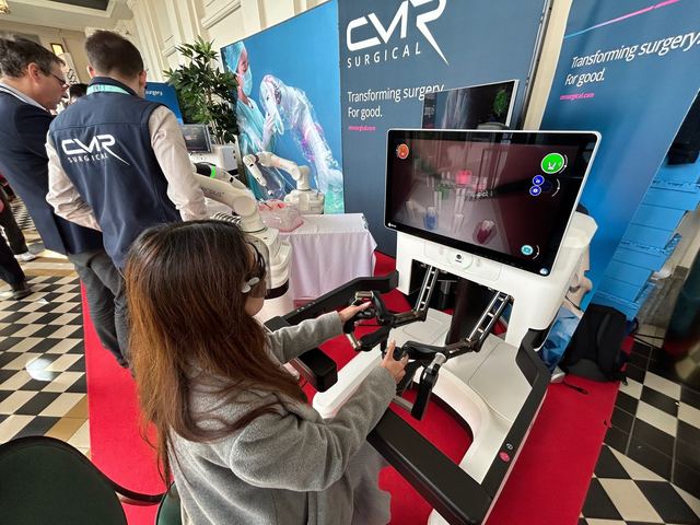 Trying a robotic surgery simulator